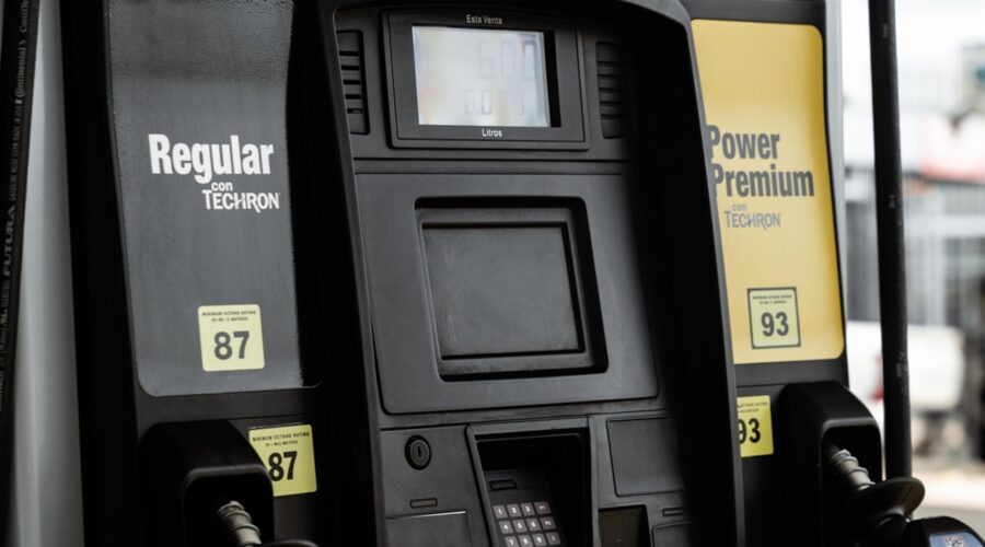 ¿Debo usar gasolina regular o premium para mi vehículo?