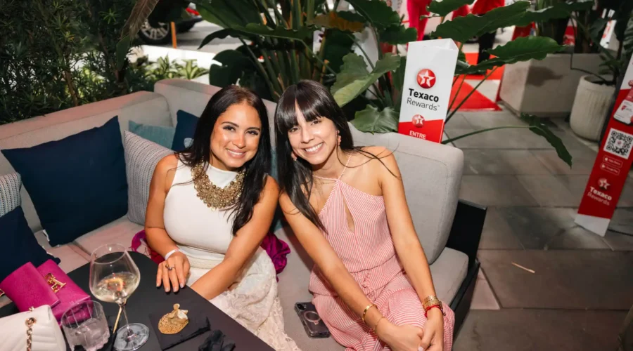 Neishma Cruz y Charlotte Pacheco Pabon del equipo corporativo de Texaco con Techron PR_RAFI7764